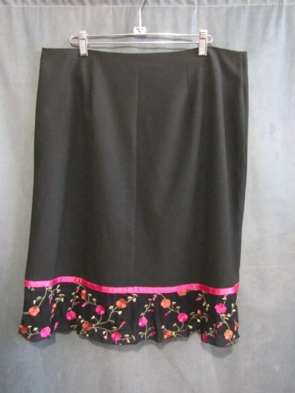 Karen Kane Lifestyle Skirt Size 14 Black Pink Floral Embroidered Trim Womens